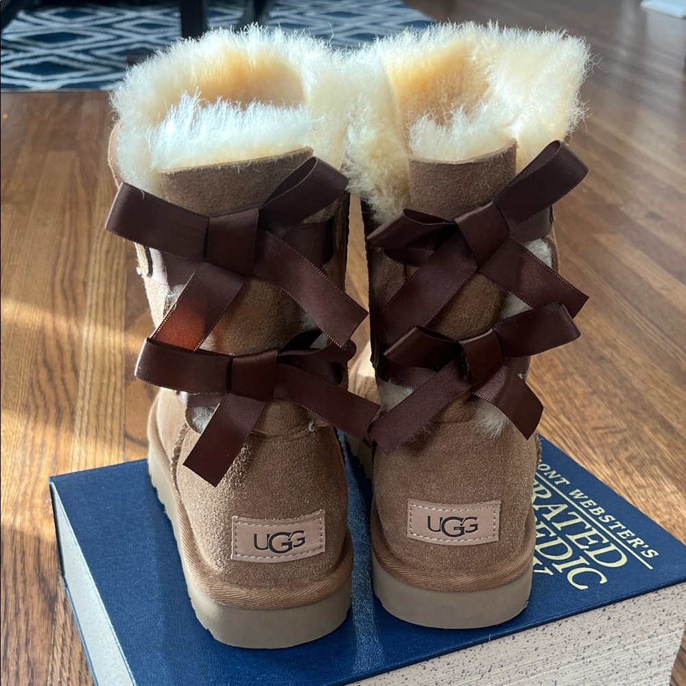 UGG Bailey Bow II Boots - like new - size 6